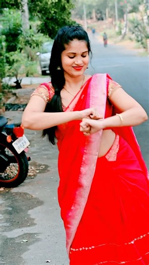 moni 🐣 on Instagram: "This trend with saree 🫣"