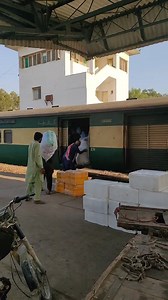 Chalti train main loading ٹرین لیٹ کی وجہ کی سے اب چلتی ٹرین میں سامان لوڈنگ ہو رہا | Pak Railway Secrets