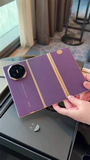 A flexible screen design that gives you more space when you need it and easy handling when you don’t