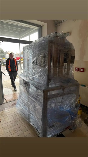 2.1K views |  Stěhování těžké techniky do 6. patra? Žádný problém...