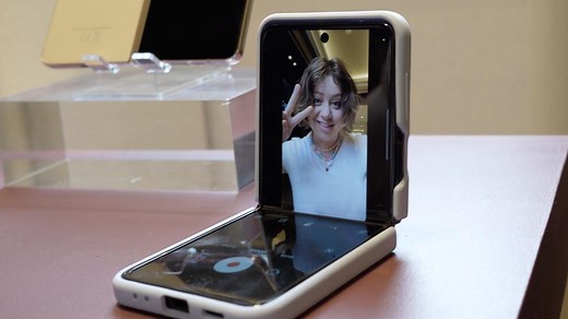 ‘Snap’: Downside of modern flip phone