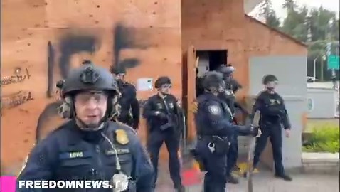 🚨 BREAKING: Mass arrests are underway right now in front of an ICE facility in Portland, Oregon.Do you support arresting these rioters? A. Yes B. NoVia @ScooterCasterNY