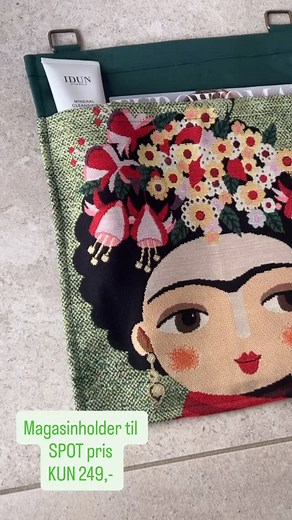17 reactions | NYHED ✨ Opgrader indretningen med vores nye Frida avisholder – praktisk opbevaring, der også fungerer som kunst på væggen  Find din favorit blandt 3 skønne damer, alle til en super god prisPerfekt til posten, magasinerne og meget mere ️ #handmade #avisholder #tilbud #tilboligen #boligindretning #magasinholder #frida #produceretidanmark | Norma Denmark | Facebook