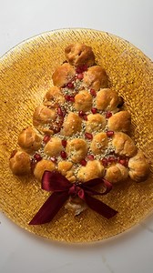 I made a Christmas tree. You can eat it! The kind of Italian Christmas appetizer that disappears before the first course even hits the table. A puff pastry appetizer for Christmas, shaped like a festive edible Christmas tree, made for anyone searching for easy Christmas appetizers, Italian holiday recipes, and quick finger food ideas that actually impress. This recipe takes classic puff pastry and turns it into one of the most crowd-pleasing Italian appetizers for Christmas dinner, filled with s