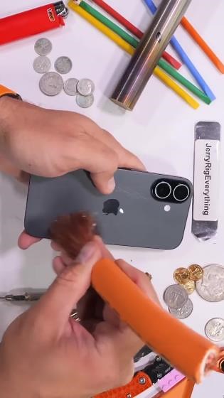 I tested the iPhone 17's scratch resistance! 🧐