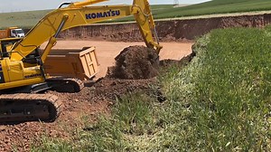 Komatsu Excavator loading double sided truck #excavator #heavyequipment #construction #caterpillar #excavation #earthmoving #heavymachinery #constructionequipment #komatsu #digger #excavators #cat #hitachi #dozer #mining #truck #heavyequipmentlife #machinery #equipment #kobelco #volvo #bulldozer #heavyequipmentoperator #wheelloader #excavatorlife #earthmover #miniexcavator #liebherr | Alat Berat Mania
