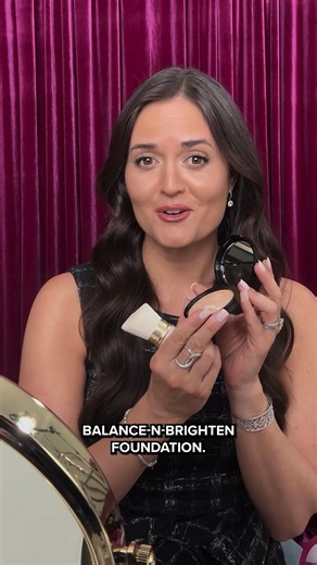 Five products. Five minutes. Done! 🥰 Ready to conquer whatever the holidays throw my way with the Laura Geller Beauty's Holiday Daily Routine Kit!✨ I start with the Retractable Kabuki Brush and my holiday lifesaver, the Baked Balance-n-Brighten foundation powder. It's seriously so easy to apply, covers so well, and makes me feel flawless! Then, using the Dual-Ended Face Brush, I add the perfect flush with the Baked Blush-N-Brighten in the limited-edition shade Skyline Sunset, just the right amo