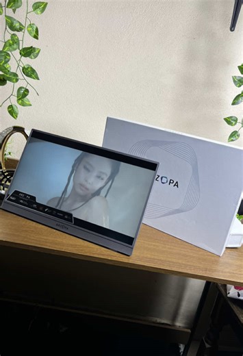Monitor Portátil ARZOPA 16.1” 144Hz | by ARZOPA ✨ Literal… es como llevar tu setup completo en la mochila. 🖥️ Pantalla FHD de 16.1”, todo se ve más grande, claro y cómodo. 🎮 144Hz súper fluidos, perfecto si juegas o quieres una experiencia más rápida. 📱💻 Compatible con celular, laptop y consolas, lo conectas y listo, sin vueltas. 🧳 Ultraligero y delgado, ni sientes que lo cargas. 🔄 Modo vertical y horizontal, ideal para multitarea o contenido. Incluye: 📦 Monitor portátil ARZOPA 🔌 Cable U