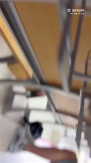 【衝撃】講義中の30分間、男が夢中になっていたのは勉強ではありません。名門大学で起きた「卑劣な盗撮」の末路が、あまりに悲惨です。■白昼の講義室中国・華南理工大学での出来事。真面目な学生が並ぶ中、一人の男が異様な動きを見せます。前の席の女子学生に対し、不自然な角度でスマホを固定。誰にも気づかれていないと信じ、30分も盗撮を続けました。■想定外の「逆撮影」しかし、男の傲慢さは大きな誤算でした。その露骨な犯行は、周囲の学生にすべて筒抜け。なんと背後から「盗撮する姿」を動画でバッチリ記録。男の醜態は、一瞬で世界中へと晒されることになりました。■数字で見る代償・犯行時間：約30分・大学の格：国内屈指のエリート校・最終処分：即刻「退学処分」必死に勉強して掴んだエリートとしての将来。それが、たった一時の欲望で文字通り「粉砕」されました。■結論今の時代、見えない場所などどこにもありません。誰かのレンズが、常にあなたの「本性」を狙っています。一瞬の欲に負けた代償は、一生消えない汚名となりました。あなたは、この「退学」という厳しい裁きをどう感じますか？一時の過ちが一生を台無しにする。この警鐘を広めたい人は