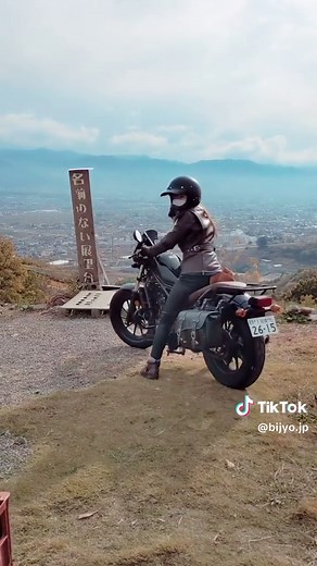 きっとほとんどのレブル女子は、、、、、、、、、、、 こうやってバイクを取り回す🤣 #レブル250 #ホンダ #バイク女子 #バイク好きな人と繋がりたい #バイクのある風景 #バイク女子と繋がりたい #ツーリング仲間募集中 #バイクライフ #山梨ツーリング #笛吹 #山梨 #rebel250 #honda #bikelife #biker #motogirl #touring #girlsbiker #bikegram #hondalife #motorcycle #bikephoto #instabike #instabikers