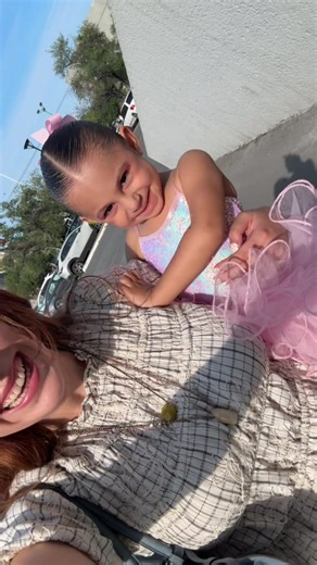 Hoy fue un muy lindo y caótico día💖 Ya no les grabé mientras las arreglabamos porque cada segundo era importante para poder estar a tiempo😂