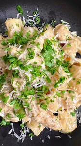 Hvad min kæreste spiser👱🏻‍♀️(feat Ellie 🐶) | Episode 75 | Opskrift 👇🏻Kylling i Creamy hvidløgs pasta sovs🤤🤤🤤Opskrift til 2 personer Ca. 45 min Sværhedsgrad: nem1 helt hvidløg Olivenolie Salt og peber 300 gram kylling inderfilet(skåret i firkanter) 1 potte persille 1 citron 150 gram parmesan ost 25 peberkorn 3 dl. Fløde 300 gram pasta(penne, spaghetti, rør næsten alt virker)75 gram smør Start med at forvarme ovnen til 200 grader varmluft.skære toppen af et helt hvidløg, og fjerne den yder