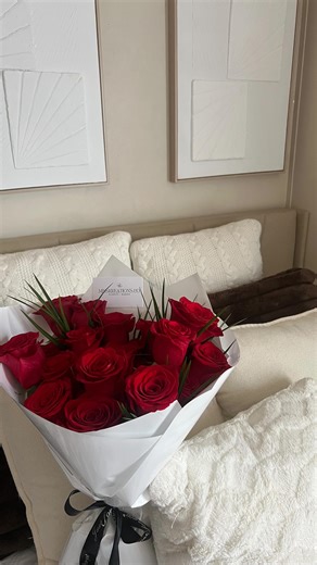 classy 🍷 . LUXURY FLORIST located in the south suburbs of CHICAGO, DM for future bookings of any floral arrangements & cake orders 🌸🫧 | misskreations.co