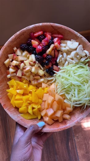 Fruit salad recipie!🫐🥭 #plantbasedrecipes #fypシ #fypシ゚viral #healthy #rawveganrecipes #woketiktok #fruitbowl #fruit #fruitsbasket #plantbasedmeals #escapethematrix💊 #escapethefoodmatrix