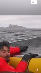 Impresionante. Padre e hijo navegaban por las costas de Chile, en el estrecho de Magallanes. Una ballena jorobada apareció y por unos segundos atrapó a Adrián Simancas con la boca y luego lo liberó. Su padre, Dell Simancas, lo grabó todo. Su registro muestra este momento impresionante. Adrián está bien y le habló a @cnnee. El video de Simancas fue publicado por @laterceracom y le ha dado la vuelta al mundo. | Patricia Janiot