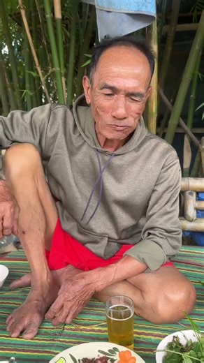 Eating laugh #momlife #funny #husbandwife #girlpower #reaction #family #shortvideo #humor #foods