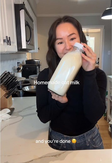 Homemade oat milk! Only 4 ingredients and 5 minutes to make ☺️ Here’s the recipe: -add 1 cup oats, 4 cups cold water, 2 dates (you could also use maple syrup or honey), and a pinch of salt to a blender -blend for 30 seconds -strain through a nut milk bag or metal sieve -transfer to a glass bottle and store in the fridge!