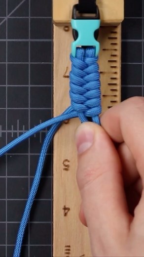 New to Paracord? Here’s how to make a basic fishtail weave bracelet in under three minutes! 👏 Supplies: - 550 Paracord - 3/4” buckle - Scissors - Lighter - Jig (optional) #paracord #550paracord #paracordbracelet #weaving #basicweave #fishtailweave #fishtailbracelet #paracordtutorial | Paracord Planet