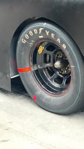 Slow Motion 5 Lug Pit Stop in NASCAR Crew Action