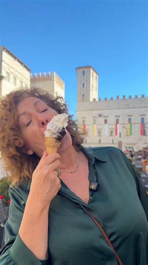 How to gelato like an Italian 🍦🇮🇹 Pick a cone, choose seasonal flavors, and always ask for panna on top! #Gelato #HowToItaly #ItalyTips #EatLikeALocal #LocalAromas #ItalyFoodie | Local Aromas