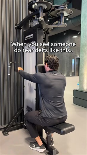 When you see someone using the reverse pec deck like this… 👀 Arms behind the body ❌ Stop with your arms out to the side ✅ Bending the arms ❌ Keep your arms straight ✅ Sitting too high ❌ Arms straight to the side, shoulder height ✅ What do you want to see next?
