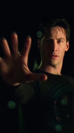 Desenvolvimento Pessoal | Terapias Integrativas on Instagram: "🎬 Matrix Reloaded (2003) é o segundo filme da trilogia Matrix e aprofunda a jornada de Neo 🕶️, agora plenamente consciente de seu papel como O Escolhido 💊. A história se passa em um mundo onde a realidade é uma simulação criada por máquinas 🤖, e a humanidade luta para recuperar sua liberdade. Em uma das cenas mais icônicas do filme 🔫🛑, Agentes Smith disparam contra Neo, e ele simplesmente para as balas no ar, congelando as muni