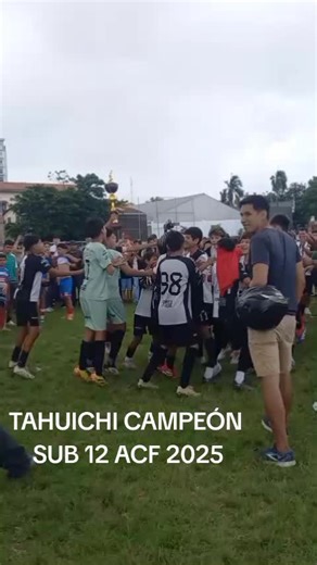 ¡TAHUICHI CAMPEÓN SUB 12 DE LA ACF! ¡Orgullo total! El equipo de Florida de la Academia Tahuichi se coronó Campeón de la ACF en la categoría Sub 12 tras vencer en la final a Megacenter de 2022. ¡Y el goleador del torneo es el Tahuichi Santiago Pantoja con 52 tantos! Un logro impresionante que refleja el talento y la dedicación de los jugadores de la Academia Tahuichi. ¡Felicidades al equipo y a todo el cuerpo técnico por este gran logro! #TahuichiCampeón #Sub12 #ACF #CasadeCampeones
