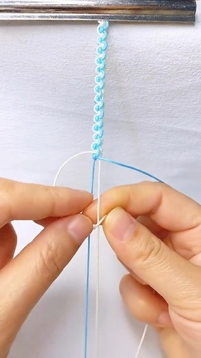DIY: Cómo tejer pulseras de hilo en pocos minutos. En este tutorial, te enseñamos cómo hacerlo. Puedes usar hilo de macramé o hilo chino #DIY #diyideas #macrame #pulserastejidas #manualidades #comosehace Video tomado de: Instagram @braided_bazaar | Macramé, terapia y emprendimiento