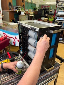 Big Mcintosh 2500 Amplifier. #vintageaudio #vintagestereo #hifiaudio #audiophile #workvibes #stereosound #mcintosh #mcintosh2500 #lostart #cool | The Vintage Audio Shop