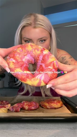 Zutaten für die Bagel: · 10 g frische Hefe oder 3,5 g Trockenhefe · 140 ml Milch (z. B. Hafermilch) · 250 g Weizenmehl (z. B. Typ 405 oder 550) · 1 TL Salz · 1 TL Olivenöl · optional: 50g Sauerteig-Discard (KEIN MUSS!) Zum Kochen: · ½ TL Natron •optional: 1 TL Honig Zum Bestreichen & Topping: · Etwas Milch · Sesam, Mohn oder deine Lieblings-Bagel-Mischung Für den Teig Hefe und Milch verrühren, bis sich alles vollständig aufgelöst hat, und etwa fünf Minuten stehen lassen. Anschließend Mehl, Salz 