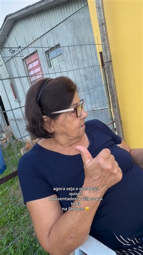 Carolina Brum | Produtora Rural 💚🌾 on Instagram: "Ensinando minha vó comprar na Shopee 🤣🤣🤣 Agora a aposentadoria se vai toda kkkkkkk #meme #humor #vó #reelsengraçado"