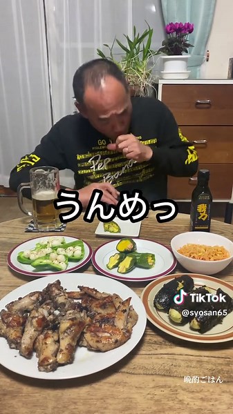【茶碗蒸しピーマン】器にピーマンを使った茶碗蒸し！ 今日の晩酌ごはんは茶碗蒸しピーマン、これで大好きなビールです！ 材料 •ピーマン 4個 •カニカマ 2本 ⚫︎ 卵 2個 ⚫︎白だし 大さじ2 ⚫︎水 大さじ2 作り方 1.ピーマンのへたを切ってタネを取り出す（破れないようにやさしく） 2.⚫︎をよく混ぜておく 3.耐熱のマグカップなどにピーマンを 差し込んで（動かないように）ピーマンの中にカニカマを半分入れて卵液を流し込む 4.かるくラップをして600wで3分加熱（ピーマンの大きさやレンジの種類によって時間が変わるので様子を見ながら加熱してください） 5.レンジの中に5分放置して完全に熱を通す 6.卵が固まらなかったら30秒づつ追加で加熱してください #ビール #晩酌ごはん #ビール大好き