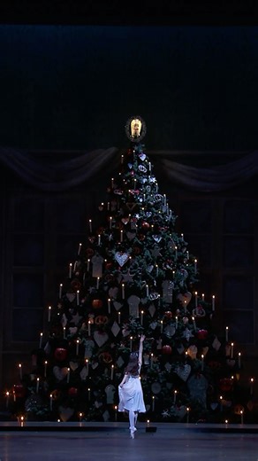 Christmas Eve begins with a little enchantment 🎄✨ The Nutcracker’s growing Christmas tree captures the feeling of this festive night so beautifully, when wonder stirs and everything feels touched by magic. Wishing you all a Christmas Eve full of warmth and sparkle ❤️ 🎥 Sae Maeda and Bennet Gartside | Royal Ballet And Opera