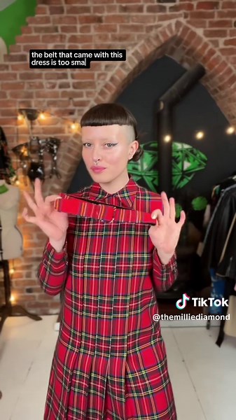 A classic 1960s tartan dress but..make it punk🧷 Dress from @mrswhites...