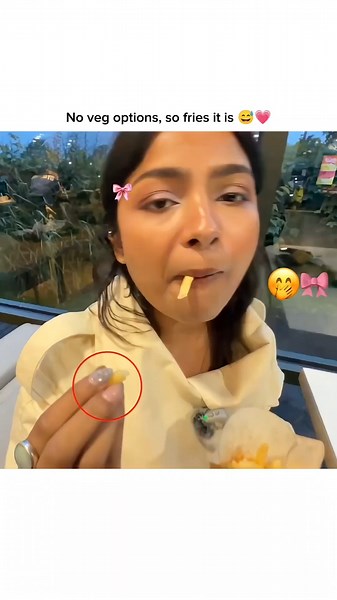Two cuties eating fries 🤤❣️ #triggardinsaan #ruchikarathore #malhanfamily #trending #shorts