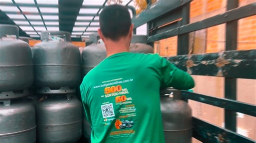 Rádio Norte FM 98.3 on Instagram: "🚨PROMOÇÃO BOTIJÃO DO MILHÃO NO GÁS DA LÉIA🚨 A maior promoção da história! Ao comprar seu botijão aqui no *Gás da Léia* , você receberá uma etiqueta com um QR CODE, que leva diretamente para o whatsapp. Leia o QR CODE, logo após você deve fazer o cadastro e ficar na torcida. 👉 Compre seu gás em nossas lojas, retire aqui ou receba na sua casa, juntamente com o cupom promocional. Serão vários sorteados 🤑*Diversos prêmios de 100,00 no Picpay.* 🛍️ *Kits exclusi