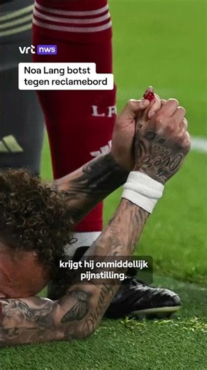 Noa Lang botst tegen reclamebord