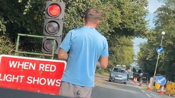 Hilarious traffic light moment: Man gets stuck until the light turns green