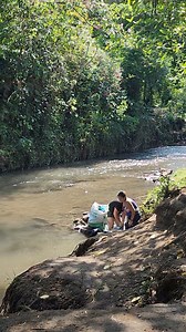 Lavando ropa en un río termal El Salvador 🇸🇻 #ElSalvador FELIZ DÍA 😃 | Traveliando el salvador
