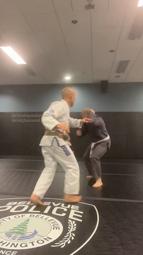 @christiansailerofficial’s 4th session. Haymaker punch defense > rear clinch/takedown > backmount > punch block series > triangle 👏🏽🥋🤙🏽 #graciecombatives #selfdefense #jiujitsu #outreach #aloha #makeadifference #madeinamerica #makeithappen #trainweeklyorfightweakly | Craig Hanaumi