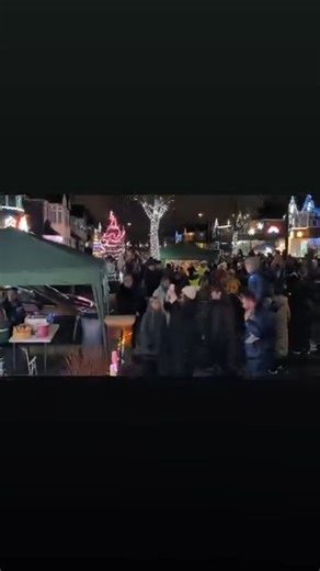 The most festive road in Sale? 🎄 For the past 5 years, Chestnut Drive has been the ultimate M33 Christmas lights destination and 2025 is no different! Once again, the residents are raising much-needed funds for Mission Christmas Cash for Kids and Karen’s Kitties Stray and Feral Rescue. 🎥 David Thompson-Jones | Life in Sale