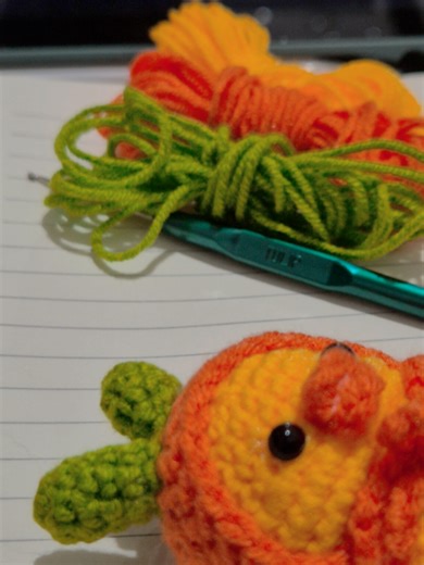 make this little duck so cute with carrot hat 💛🧡💚 #amigurumilove #amigurumis #crochet #amigurumiscrochet #amigurumi