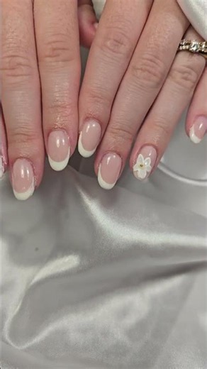 ✨ Semi-Permanent Avant/Après : French Blanche Fleurie Élégante 🌸