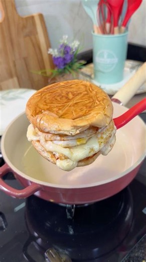 Pão com ovo pro café da manhã