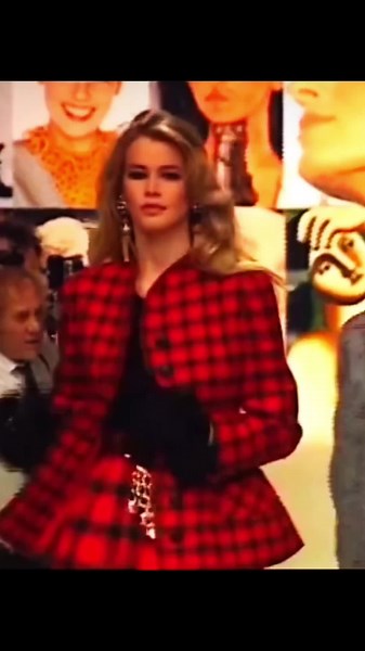 Claudia Schiffer vs Yasmeen Ghauri: The Battle of Top Models in Valentino 1992