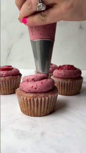 Strawberry Cupcakes with REAL Strawberries! 🍓