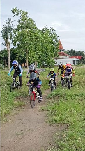 Hujan gerimis tidak menghalangi anak-anak berlatih BMX di sirkuit kebanggaan GGMM BMX Academy