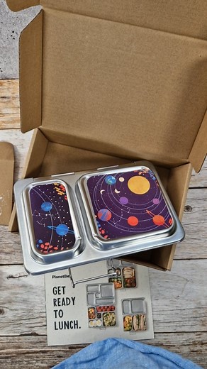 🚀🌟 The Planetbox Shuttle is a long term option for your little kids that will last them forever. It's perfect for packing a small lunch or snacks and can be easily opened by small hands. The magnets are the fun part and there's loads to chose from 🚀🌟 #lunchbox #stainlesssteellunchbox #ecofriendlyliving #schoollunch #planetbox #earthmotherie #nextdaydelivery #onlinebusiness #familybusiness | Earthmother