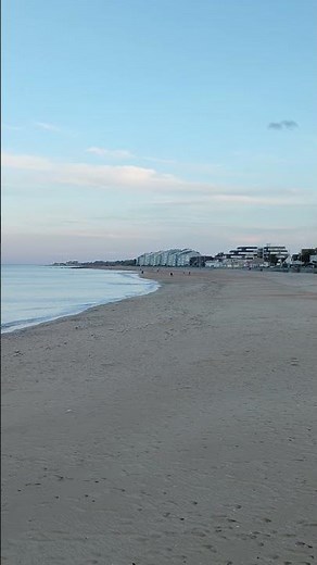 La plage de Courseulles-sur-Mer par un beau début de soirée.