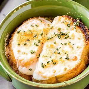 169K views · 258 reactions | French Onion Soup! This easy recipe for French onion soup includes a little trick to get the flavor of caramelized onions in a fraction of the time. So even if it's a lazy day or a busy weeknight, you can still enjoy a big bowl layered with homemade onion soup, french bread, and savory cheeses. GET THE RECIPE: https://homemadehooplah.com/french-onion-soup/ | Homemade Hooplah | Facebook